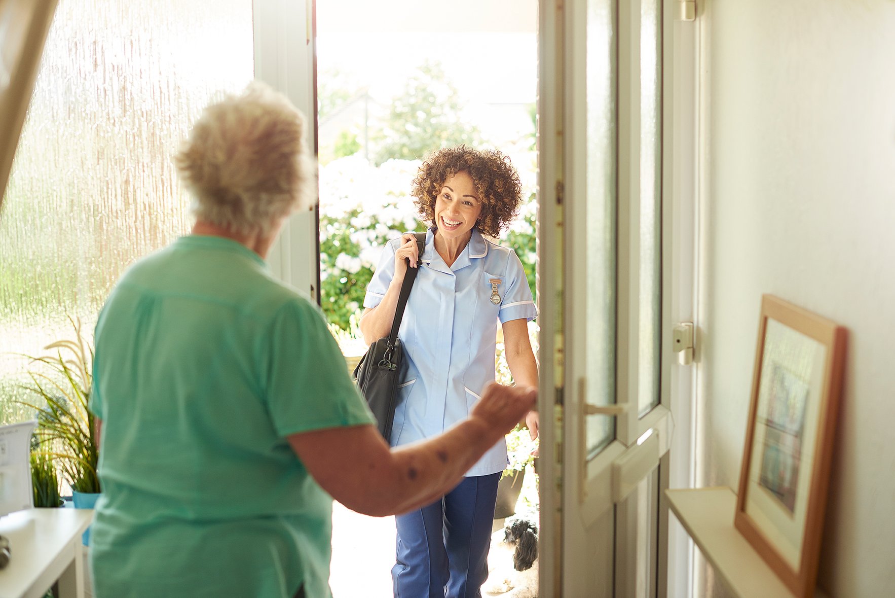 nursedoorway_iStock-687979064_72dpi_opt